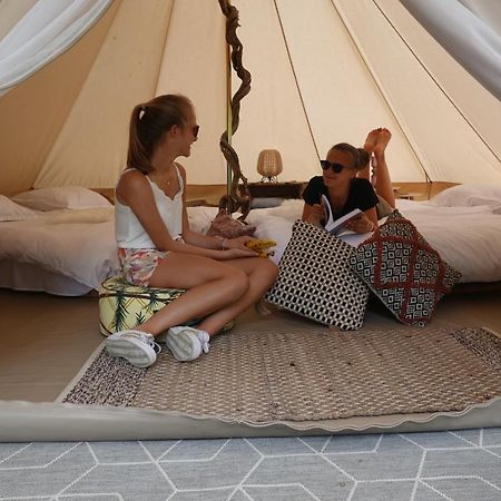 Готель Glamping Du Moulin Бастонь Екстер'єр фото